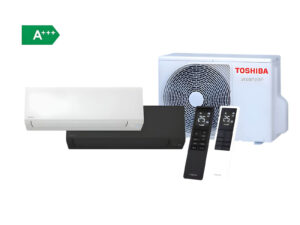 Toshiba SHORAI Edge Black & White s venkovní jednotkou, jednou bílou (white) vnitřní jednotkou a bílým ovladačem a také černou (black) jednotkou klimatizace s černým ovladačem