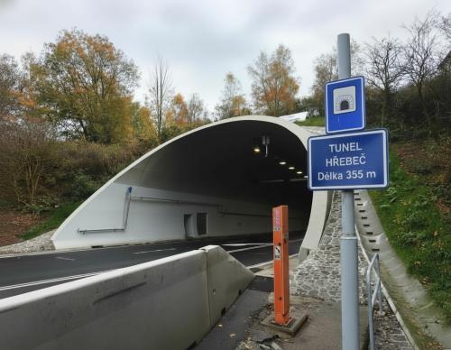 Montáž klimatizace v tunelu Hřebeč