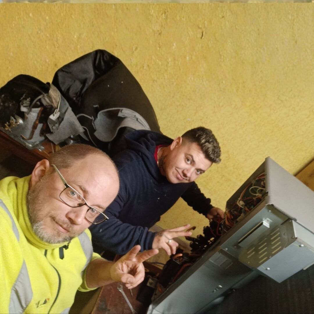 Technici při montáži