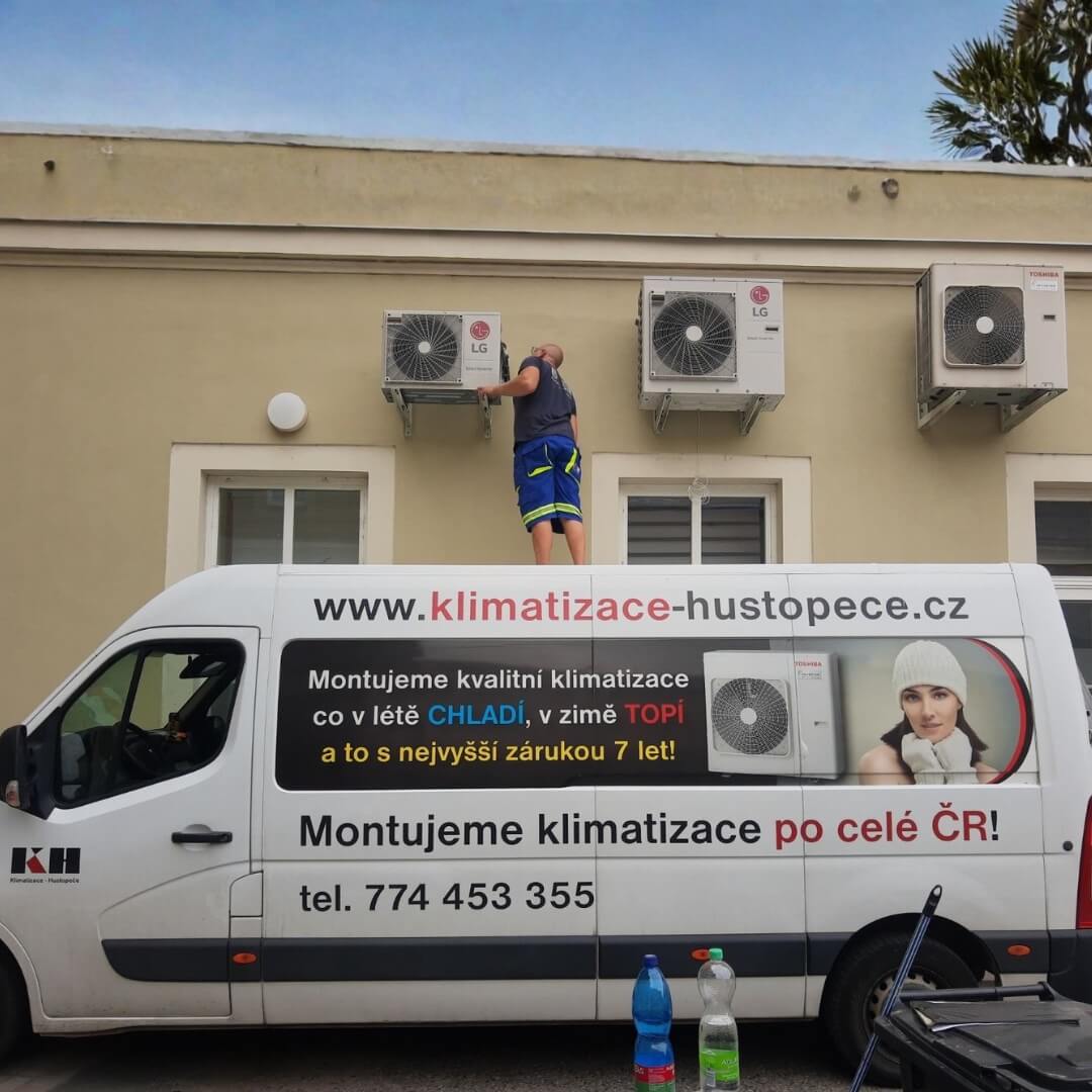 Servis venkovní jednotky na lešení